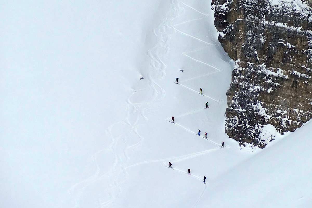 Einer vor, alle nach – unschlau bei Lawinenwarnstufe 3 im steilen Gelände! 