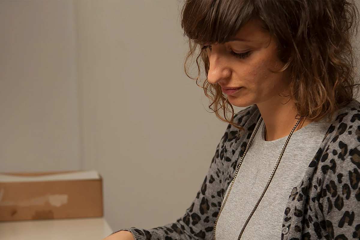 Stephanie Maria Magg beim Fertigen des Gipfelbuchs