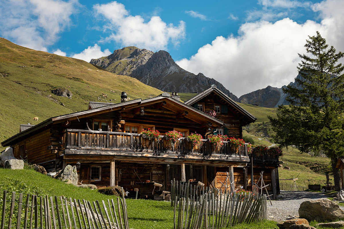 Das Berggasthaus Heimeli in Saprün, Arosa ist eines der Typically Swiss Hotels und lädt zum Verweilen ein.