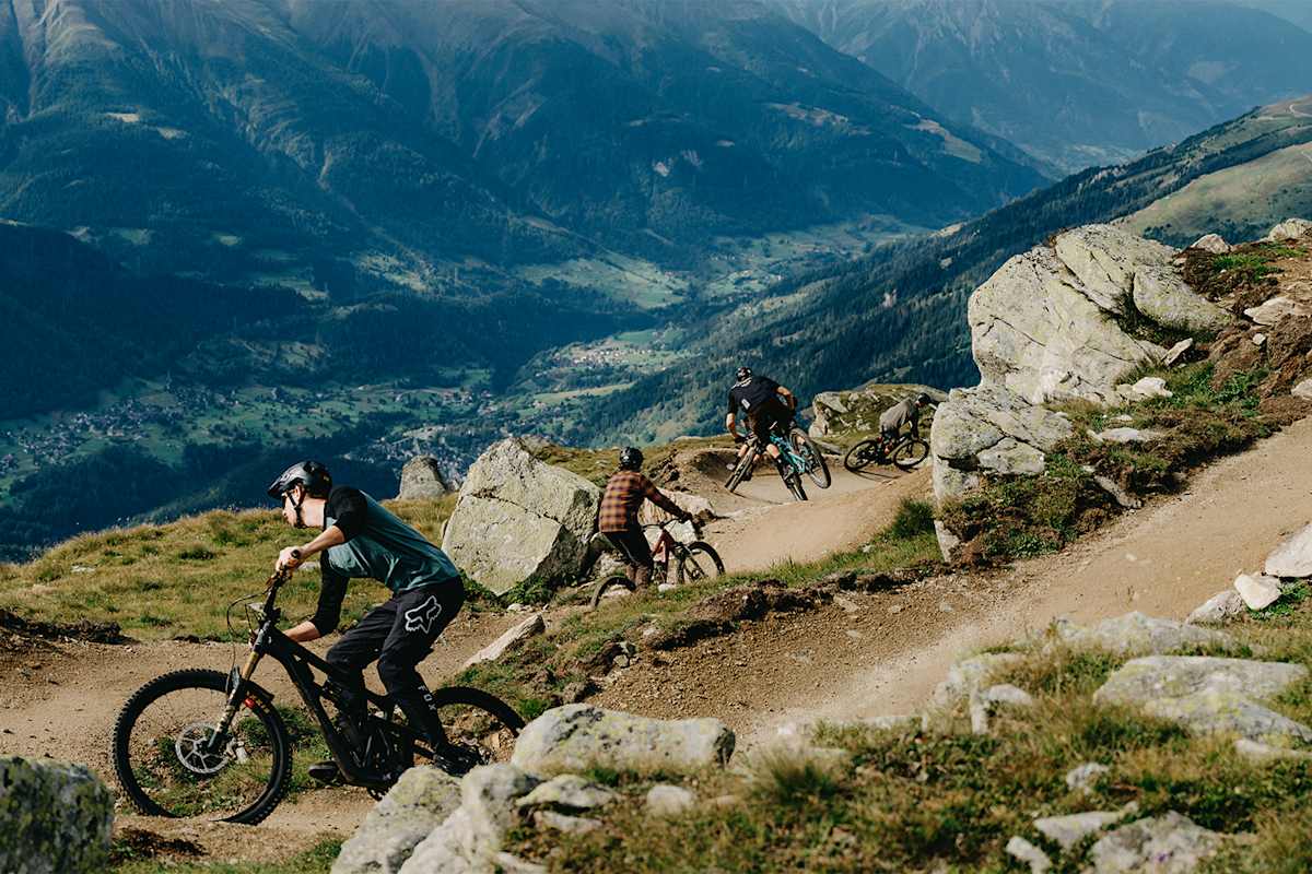 Auf Serpentinen geht es den Berg hinunter.