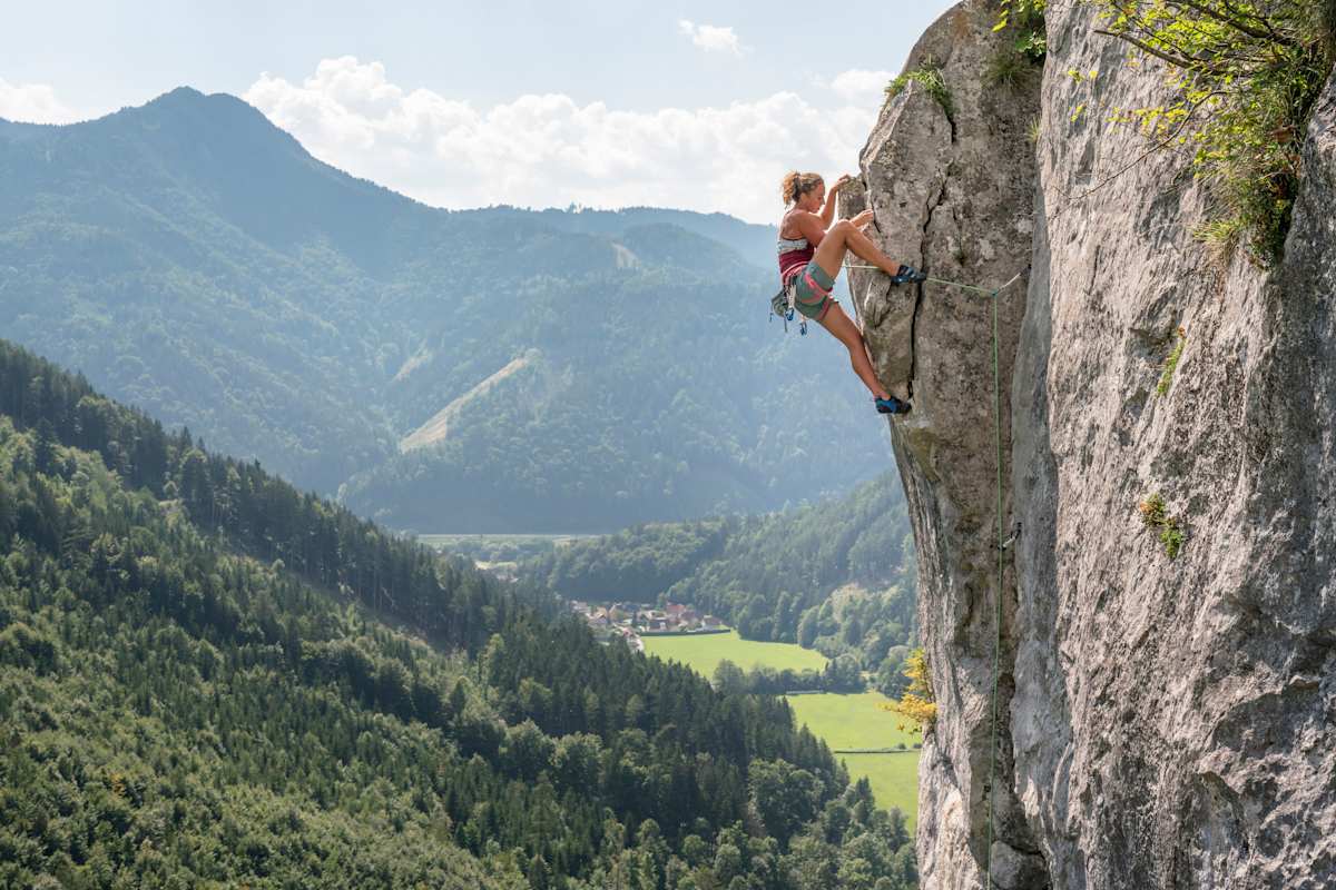 Am Umlenker angekommen, signalisiert der Kletterer mit dem Kommandu „Zu!", dass er abgelassen werden möchte