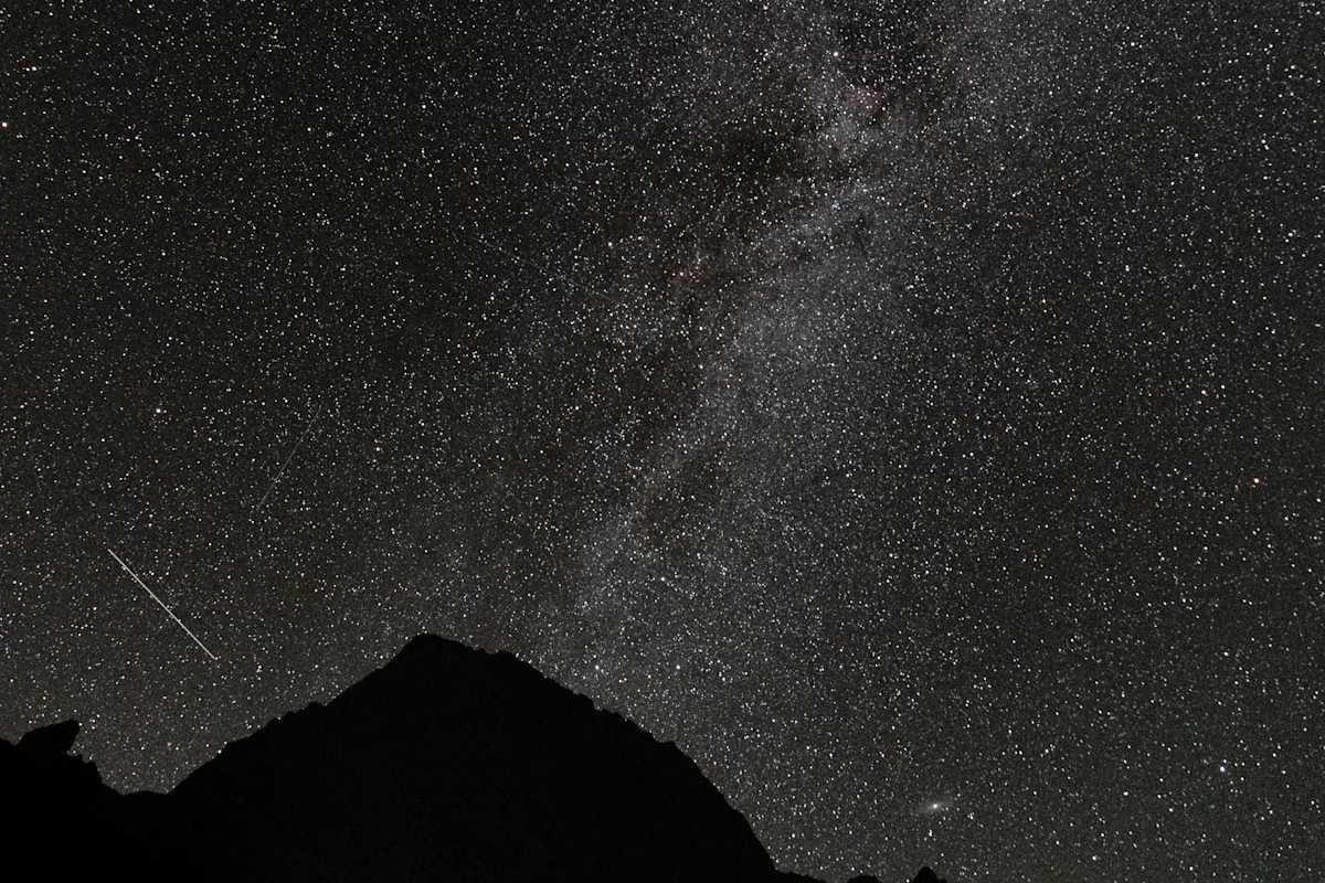 Die Silhouette des Großen Buchsteins (2.224 m) im Gesäuse mit der Milchstraße