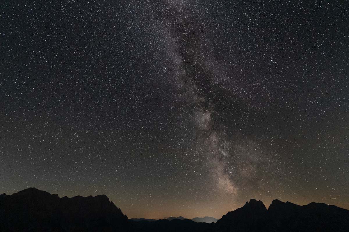 Silhoutte der Berglandschaft im Gesäuse in der Nacht