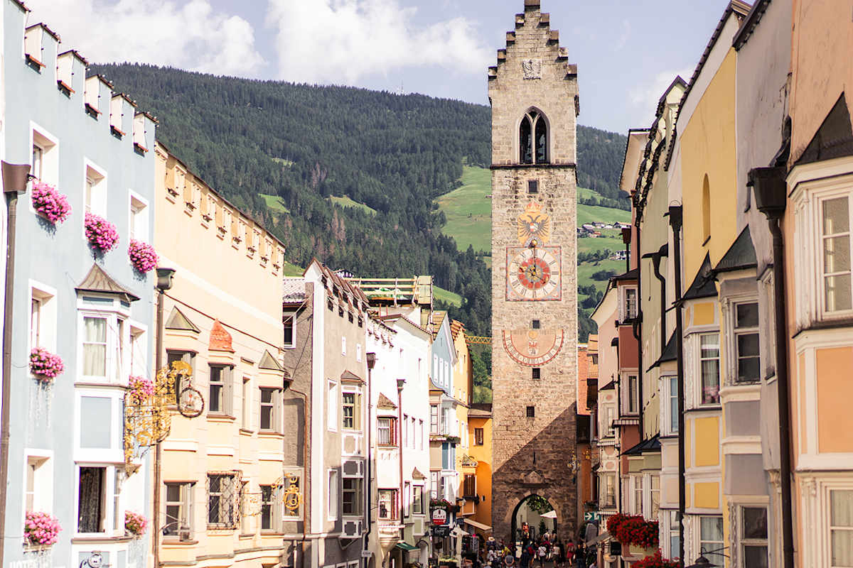 Bei einem Stadtbummel durch Sterzing lässt sich der Tag entspannt ausklingen.