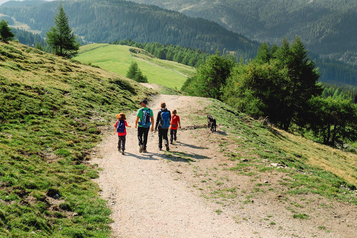 Wanderer auf Tour zum Kreuzberg in Südtirol