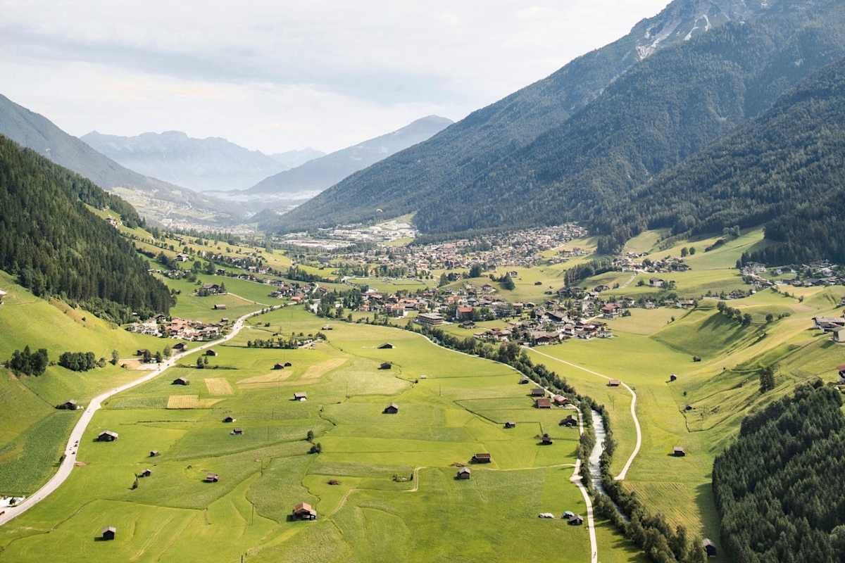 Ein Paragleiter in der Luft.