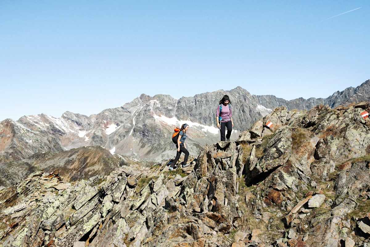 Bergsteiger bezwingen das felsige Gelände.