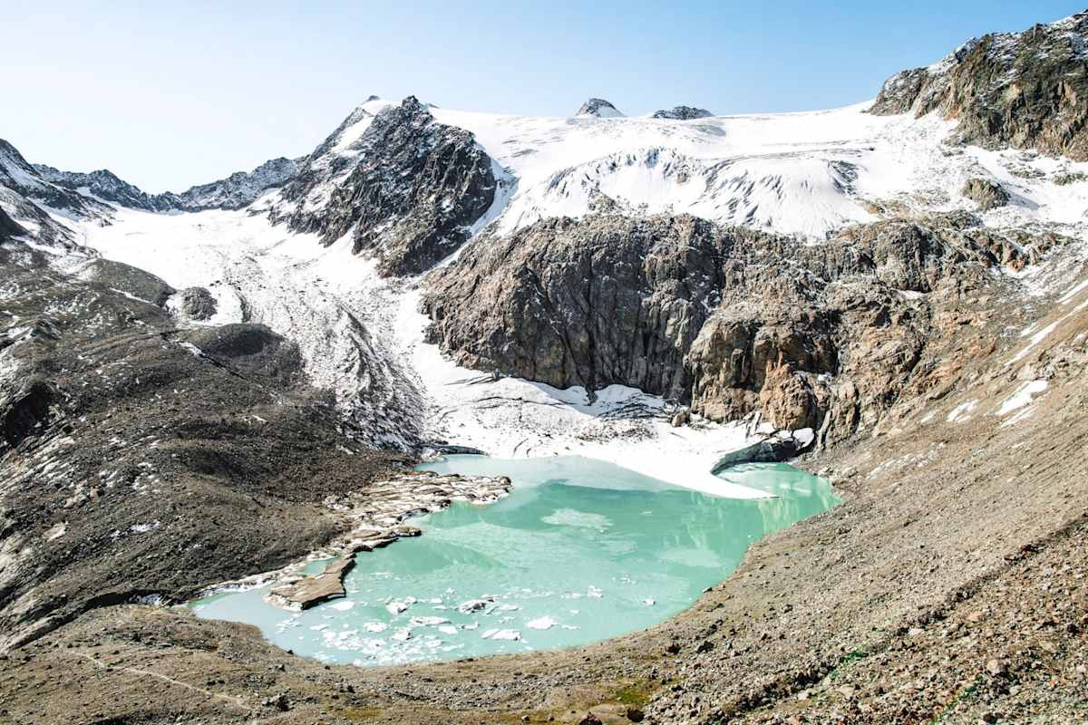 Ein Bergsee umringt von Gesteinen.