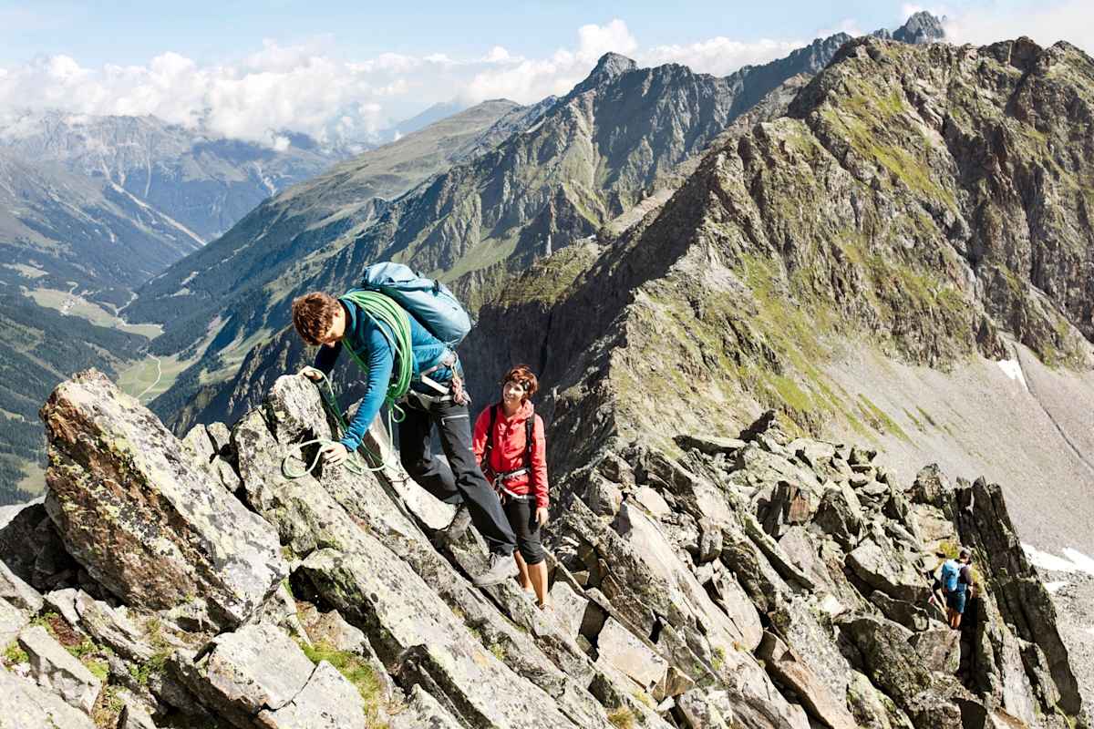 Bergsteiger bezwingen eine schwierige Passage.