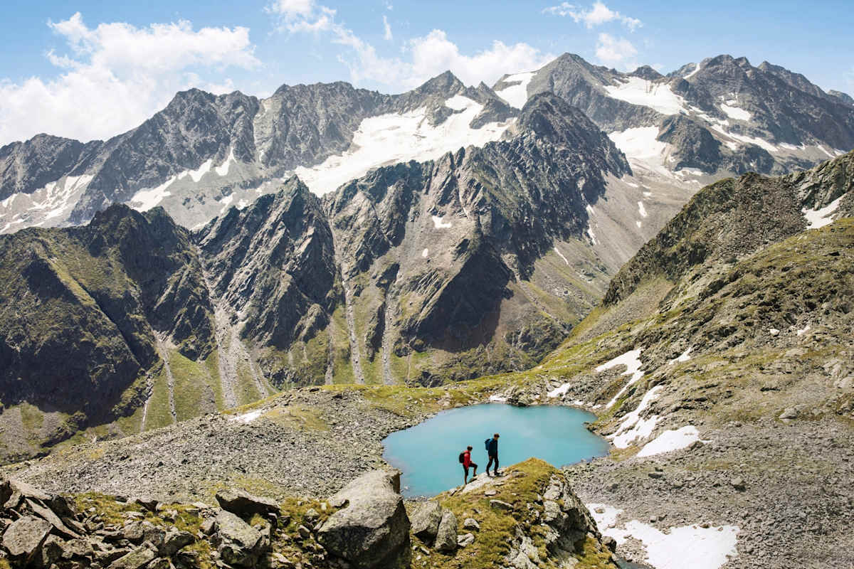 Bergsteiger auf einem Wanderweg.