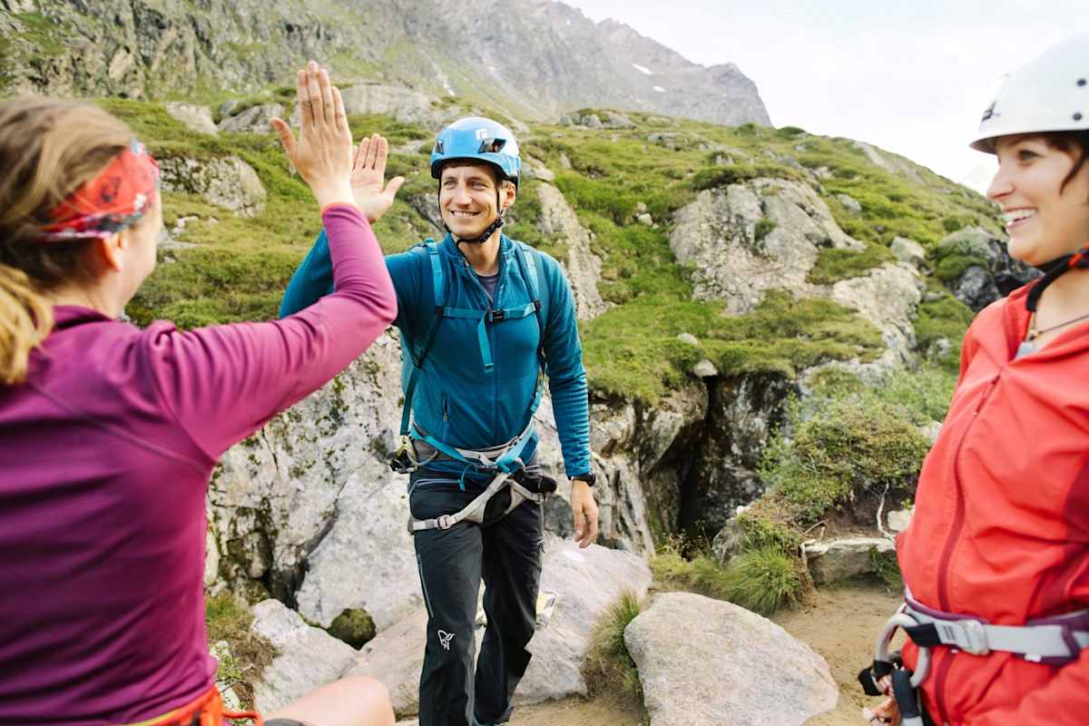 Die Kletterer feiern ihren geglückten Aufstieg.