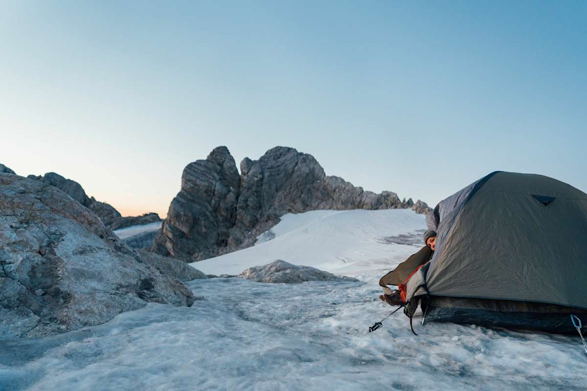 Person campt am Dachstein