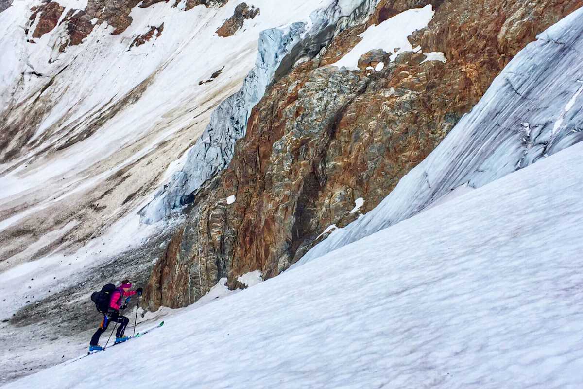 Skitourengeher am Sustenhorn in den Urner Alpen in Bern