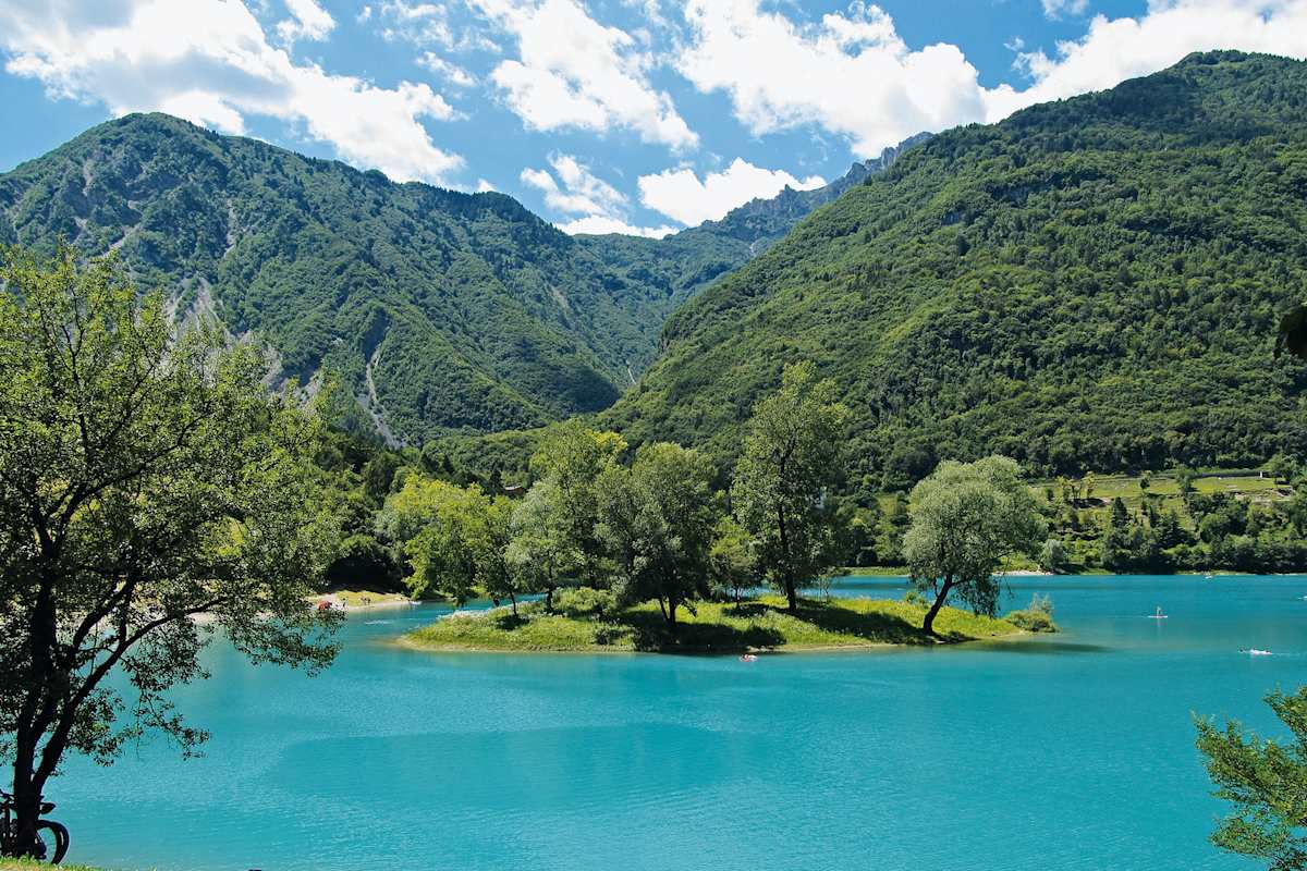Im wunderschönen Lago di Tenno kann natürlich auch gebadet werden.