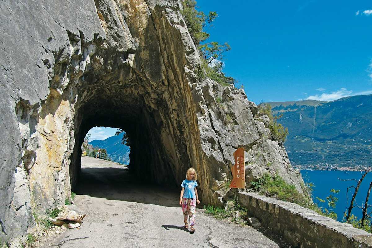 Am Weg von Pieve nach Campione warten spannende Tunnel und imposante Tiefblicke.