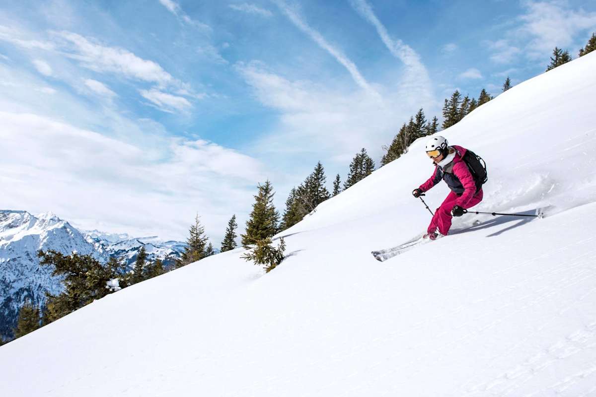 Eine Tourengeherin genießt die Schwünge bei der Abfahrt