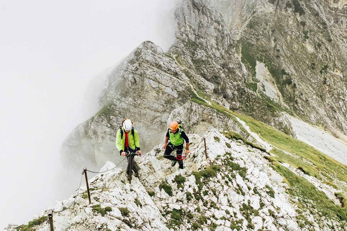 Zwei Wanderer auf einem steilen Wanderweg
