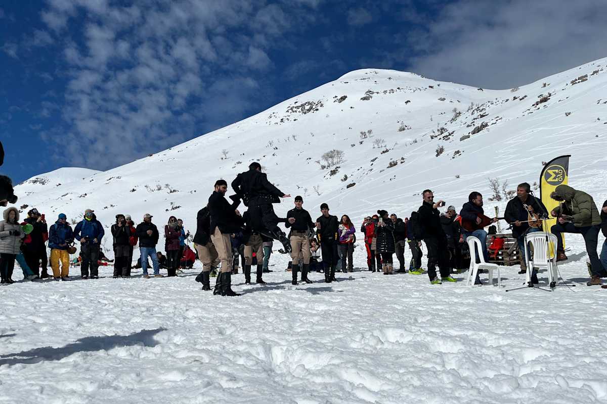 Griechische Volkstanzgruppe bei der Pierra Creta