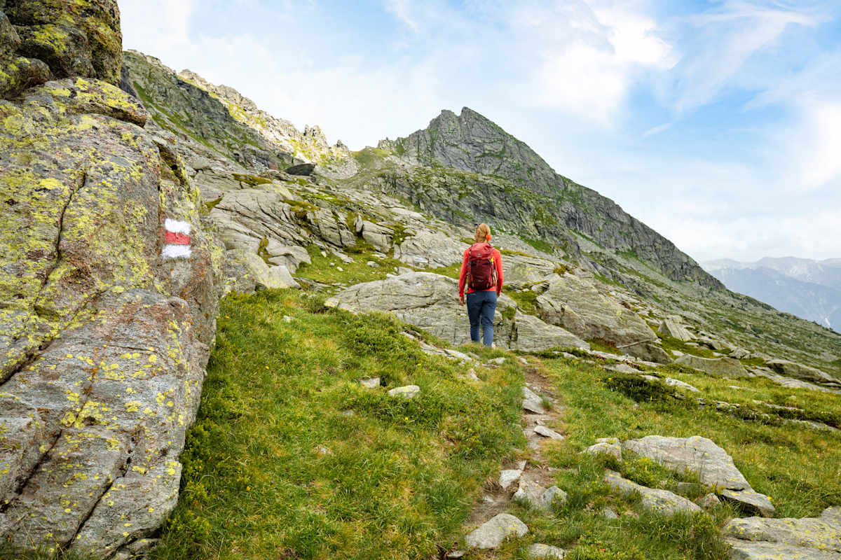 Ein Wanderer auf einem felsigen Weg.