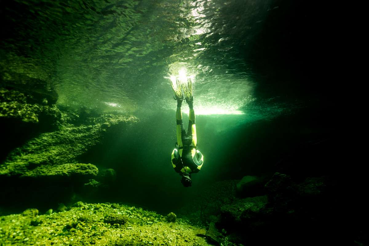 Ein Schnorchler kopfüber in der Traun.