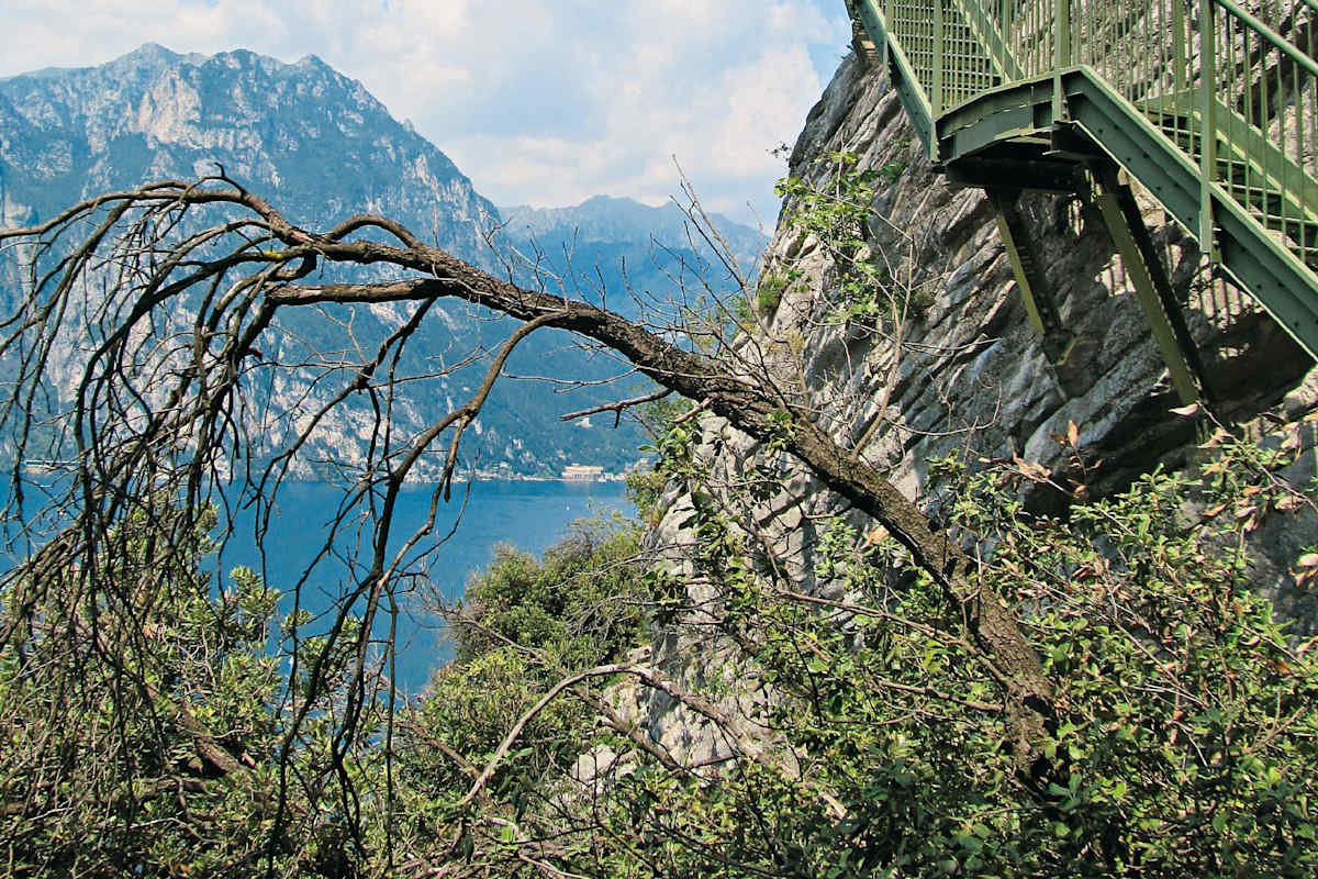 Lange Metalltreppen sind Teil der Wanderung von Tempesta nach Torbole und ermöglichen spektakuläre Aussichten auf den Gardasee.