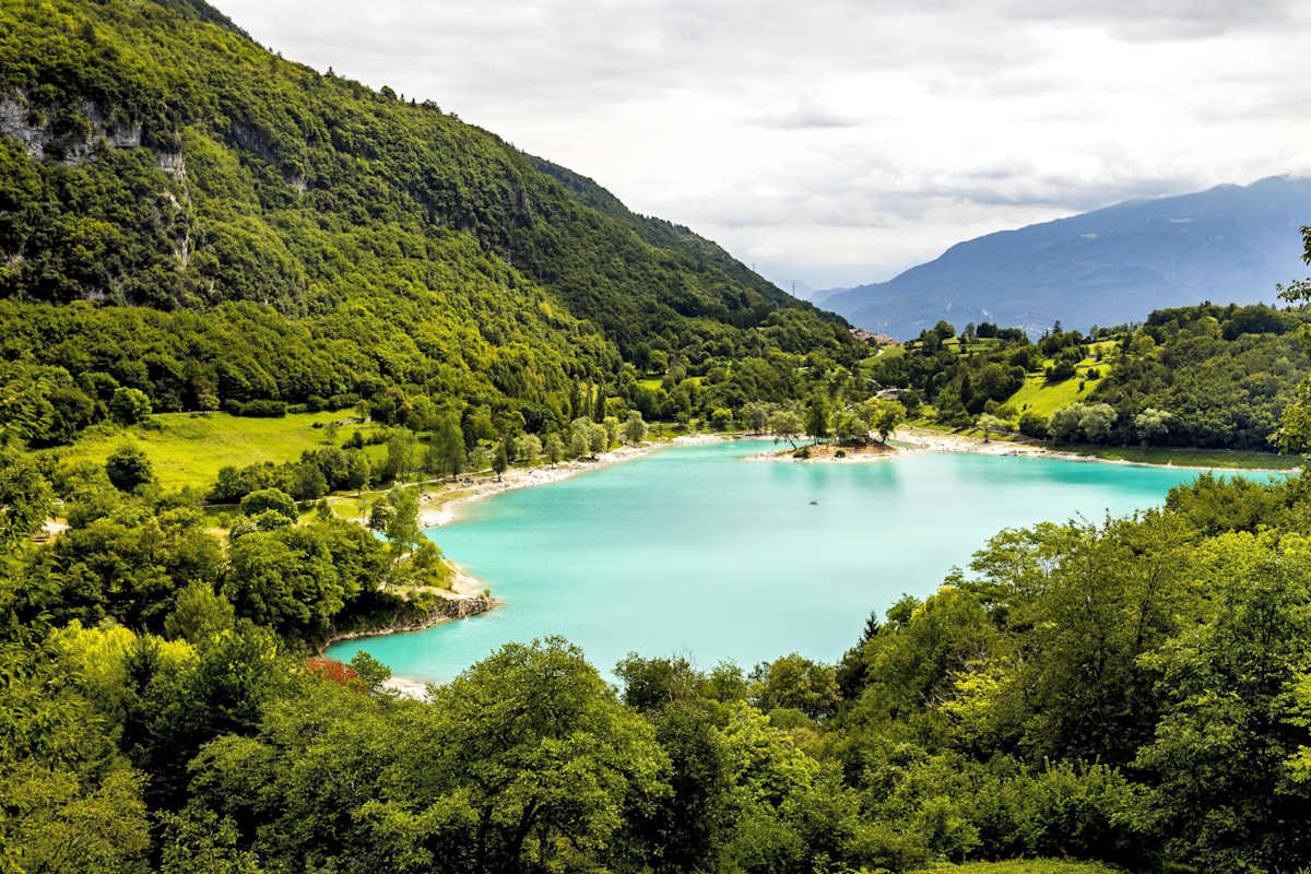 Türkisblau strahlt der Tennosee zwischen den dicht bewaldeten Hügeln der Gardaseeberge.