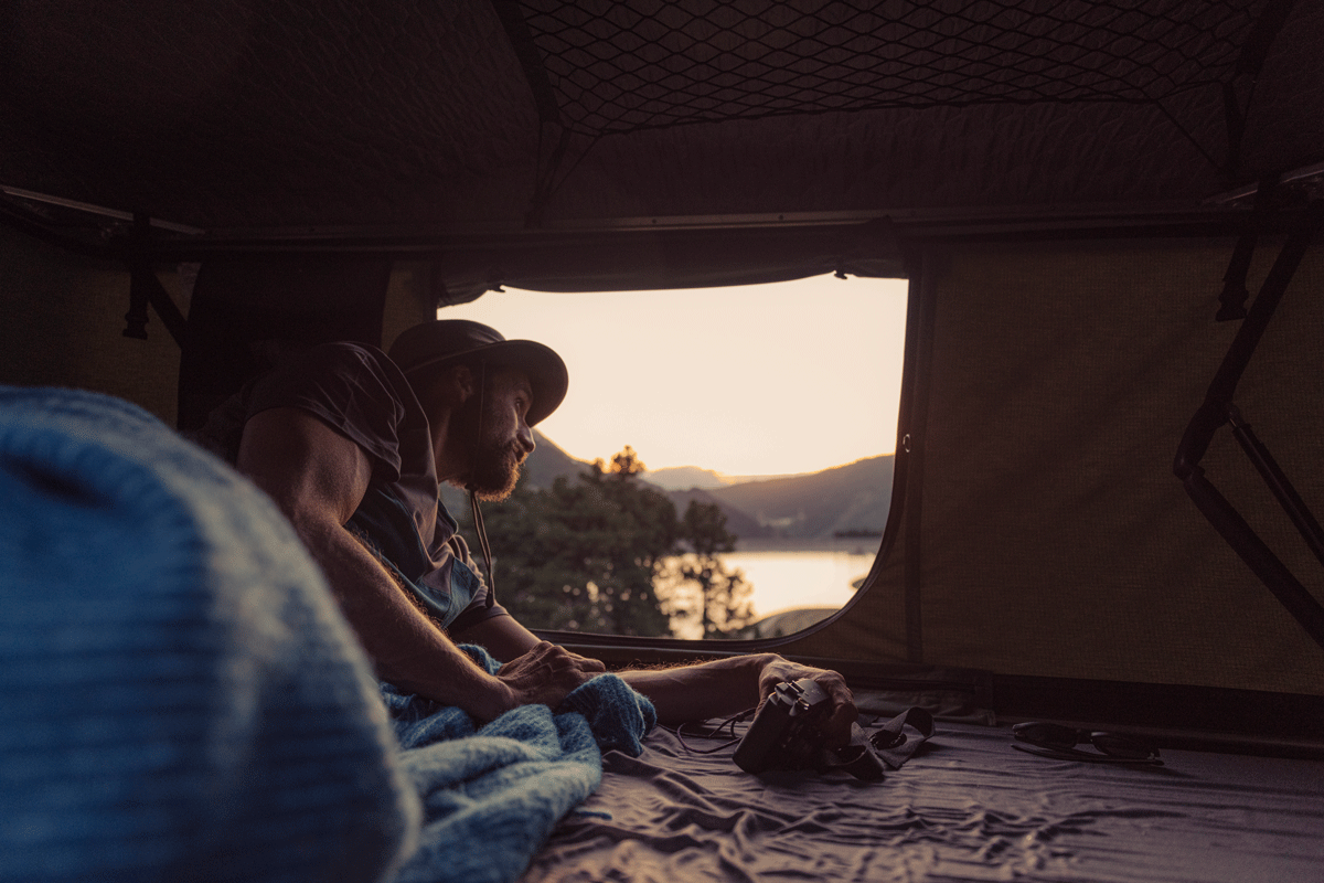 In einem Dachzelt schläft es sich wie auf Wolken und man hat freien Blick auf den Himmel