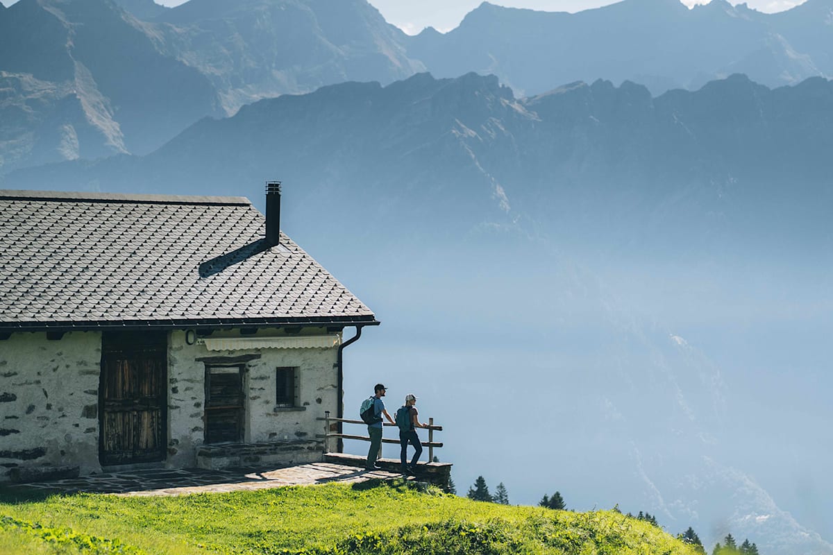 Das Pärchen steht auf einer Aussichtsplattform in den Schweizer Alpen.