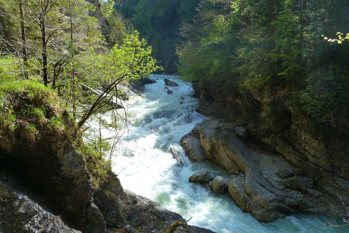 Wandern in der Tiefenbachklamm im Rofangebirge in Tirol