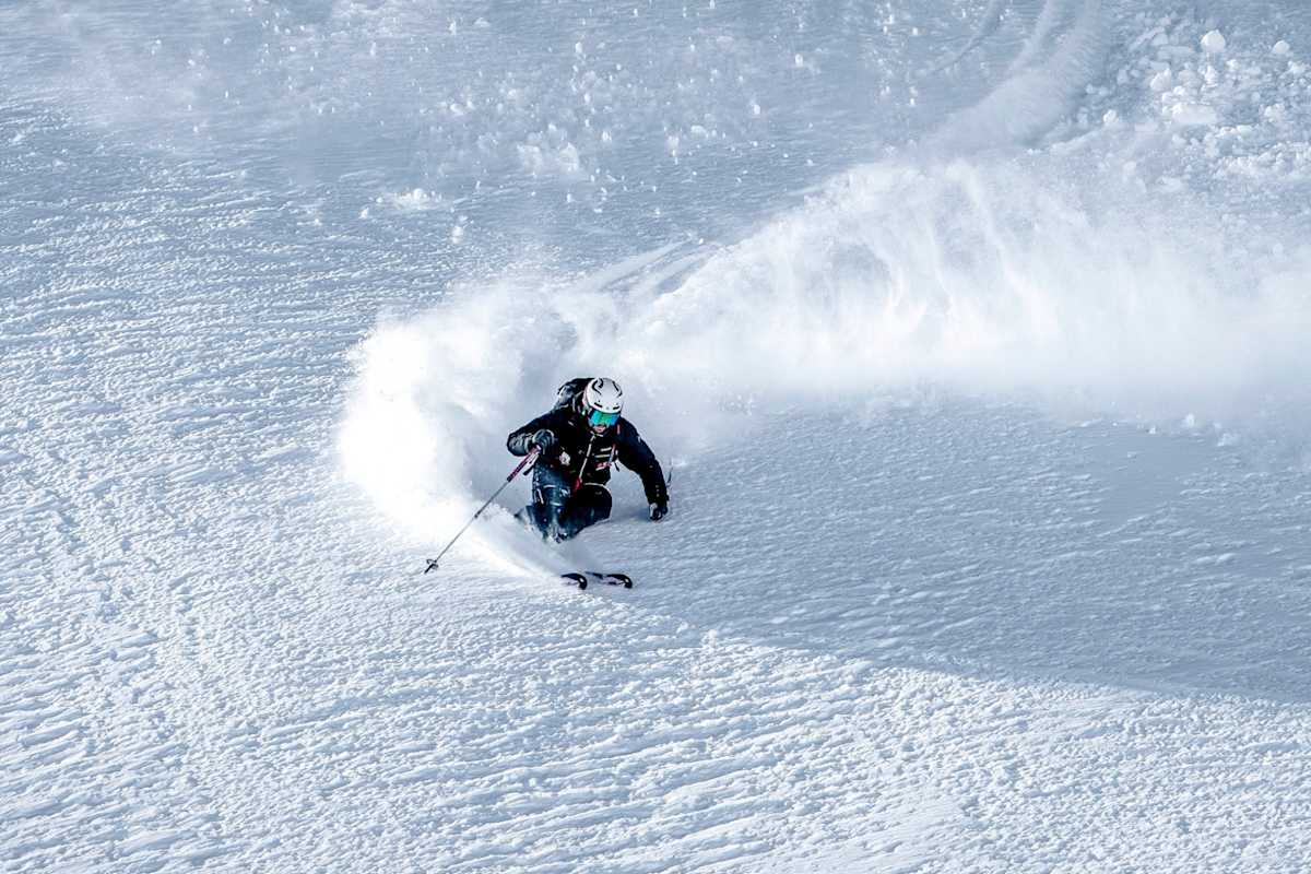 Der Freeride-Guide Andi Lindner zieht frische Schwünge in den Powderschnee.