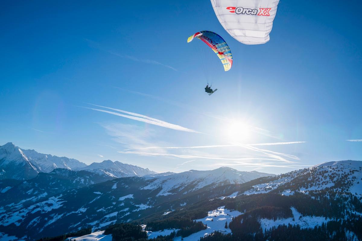 Ein Paragleiter genießt die Ruhe und den märchenhaften Ausblick.