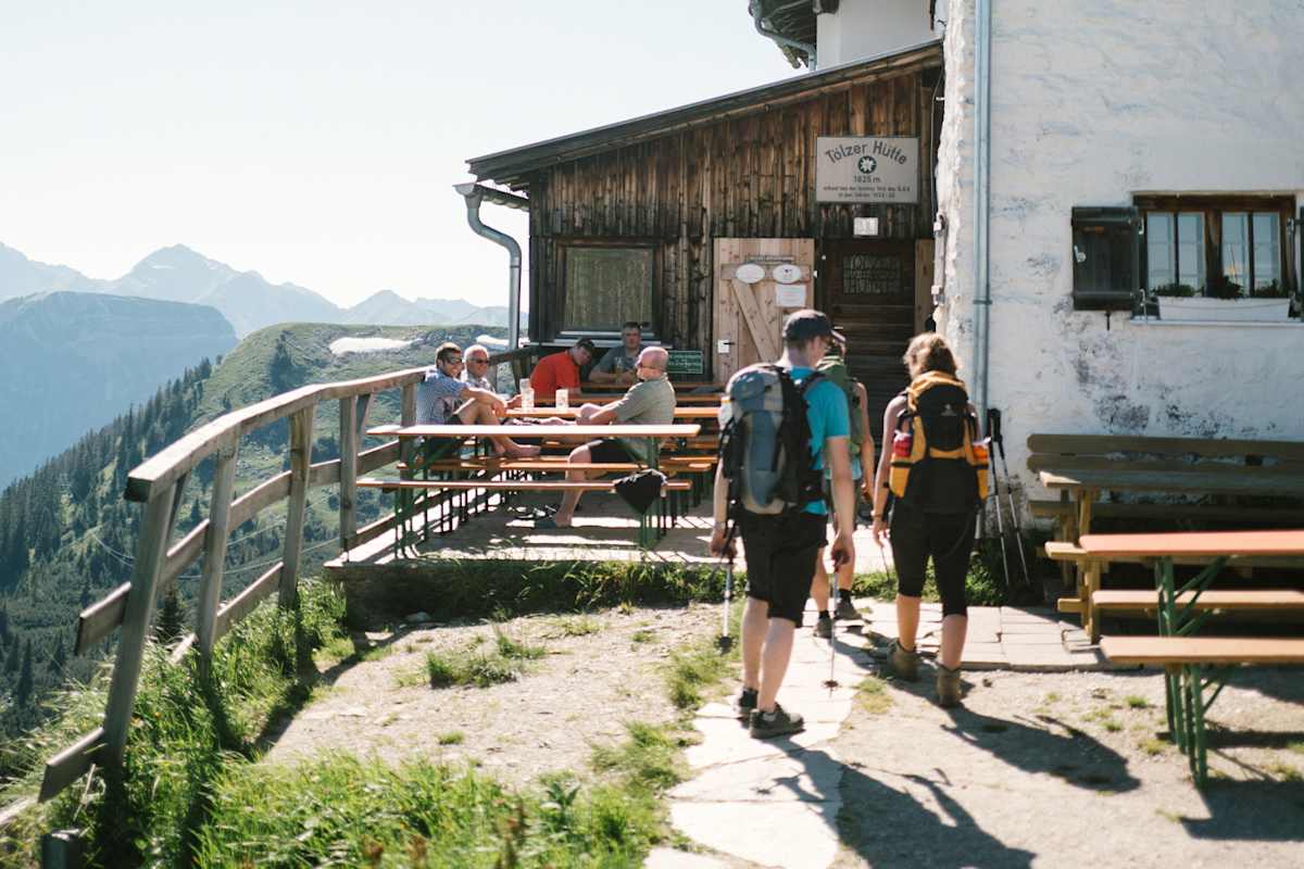 Die Sonnenterasse auf der Tölzer Hütte.