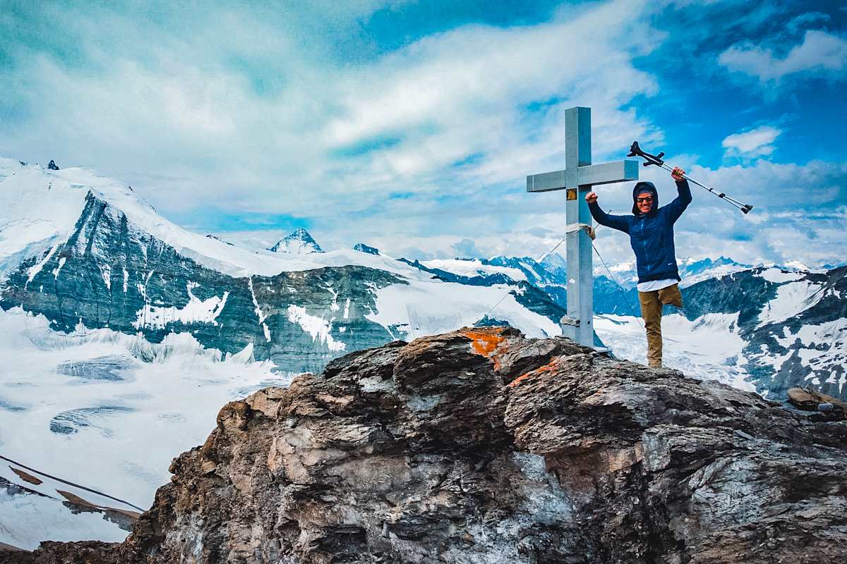Tom Belz auf dem Gipfel des Äusseren Barrhorns (3.610 m) in den Walliser Alpen