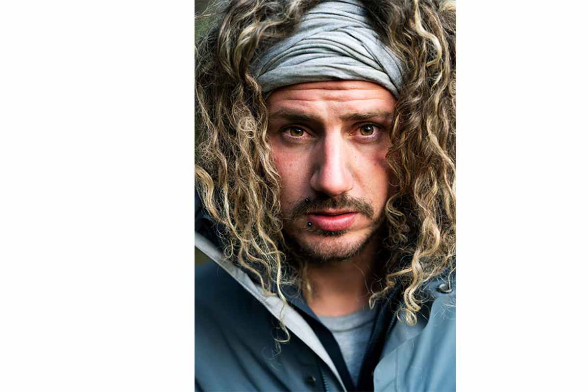 Tom Belz fällt gerne auf: seiner luftigen Haarpracht, vielen Tattoos oder quasselnden Stimme wegen. Nicht aber, weil er sein Leben auf einem Bein meistert.