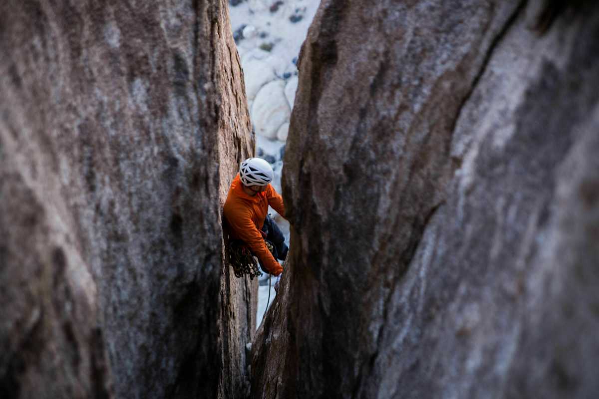 Kletterer in einem Stemmkamin