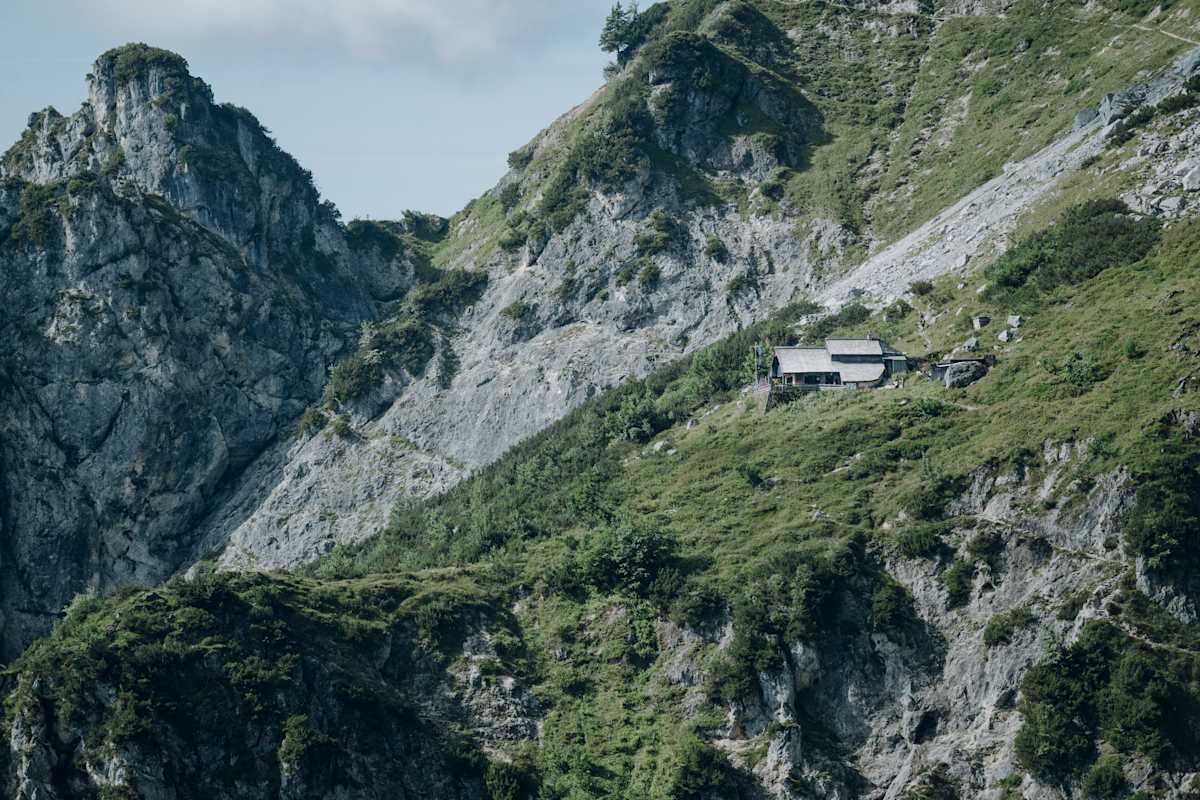 Auf 1.438 Metern lädt die Toni-Lenz-Hütte zur Rast mit spektakulärer Aussicht. Von dort aus ist man in 20 Minuten bei der Schellenberger Eishöhle.