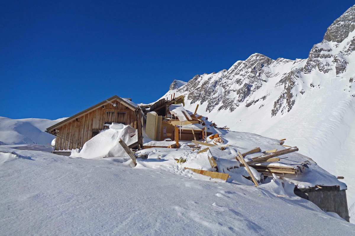 Im Winter 2019 wird die Totalphütte von einer Lawine fast komplett zerstört. 