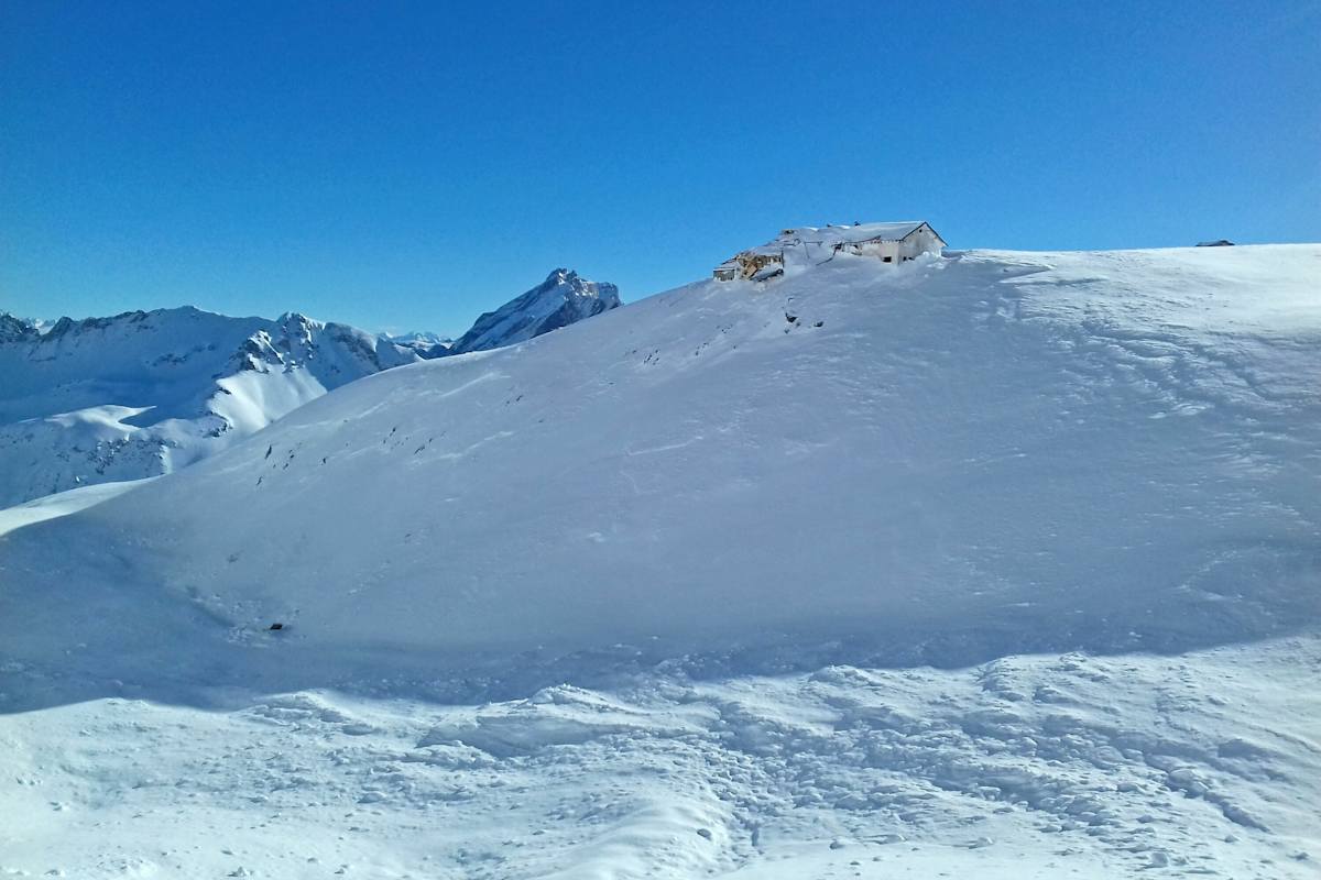 Erst nach der Schneeschmelze konnte der Schaden an der Hütte wirklich geschätzt werden.