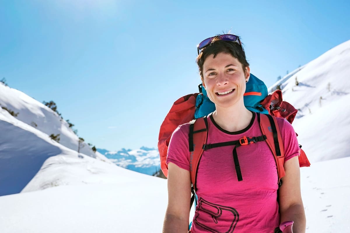 Ein Tourengeher in voller Montur.