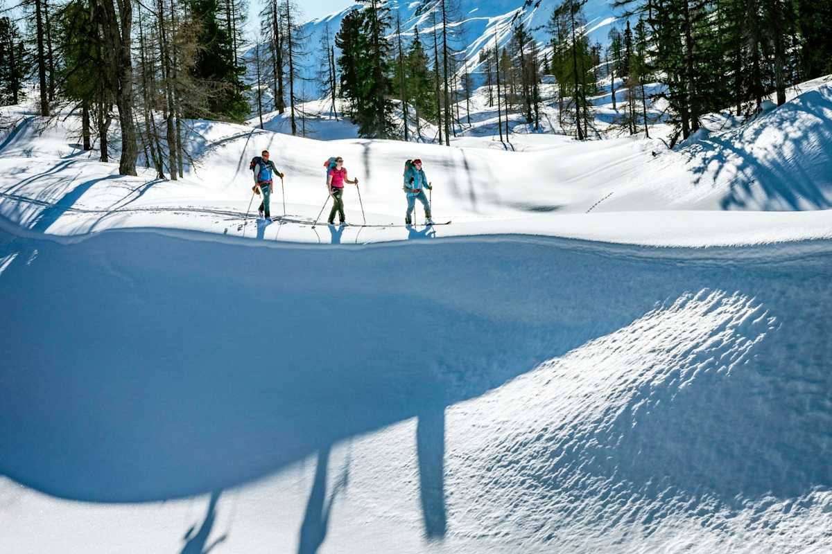 Bergsteiger aufgereiht in einer Schlange.