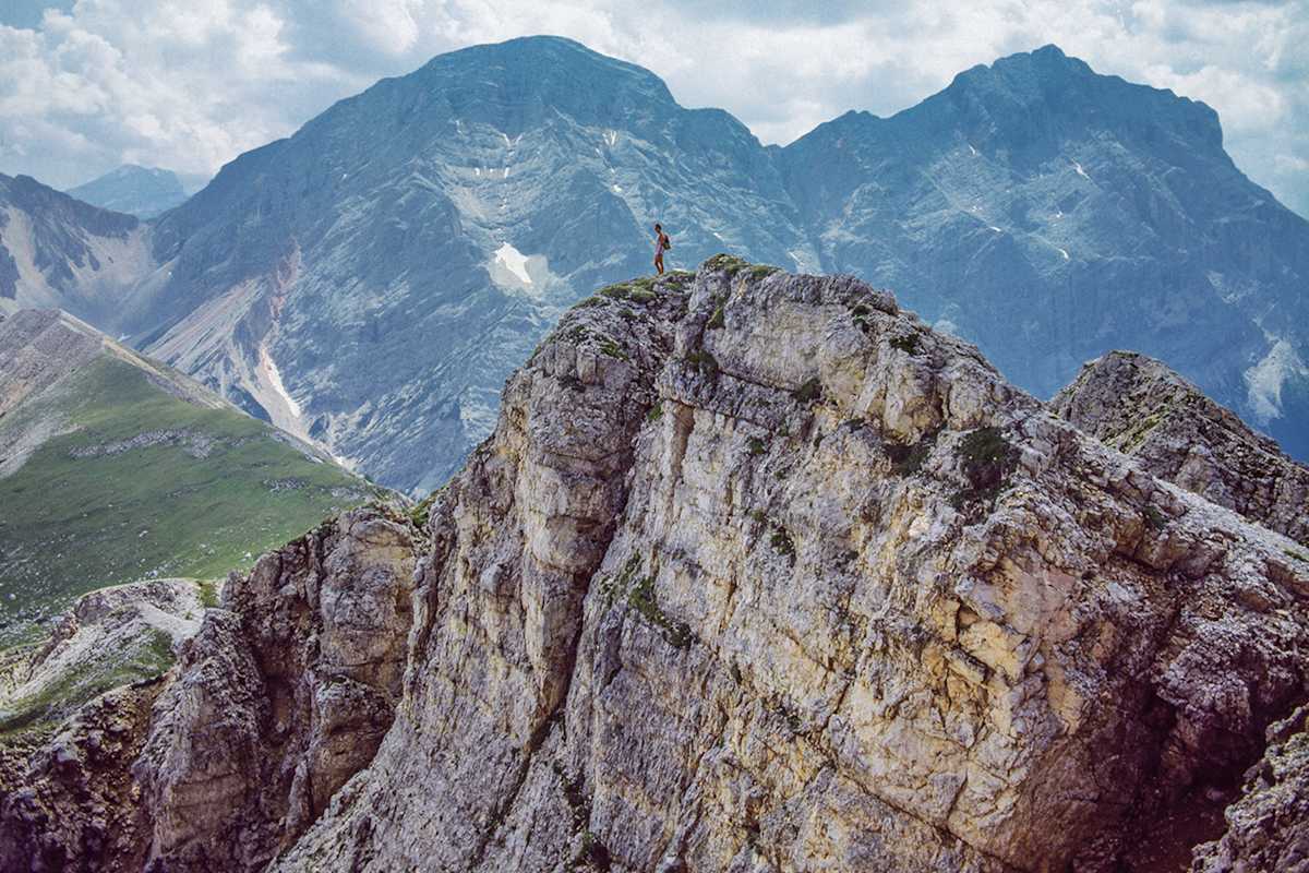 Am Gipfelgrat des Paresbergs, im Süden dahinter Neuner­ und Zehnerspitze.