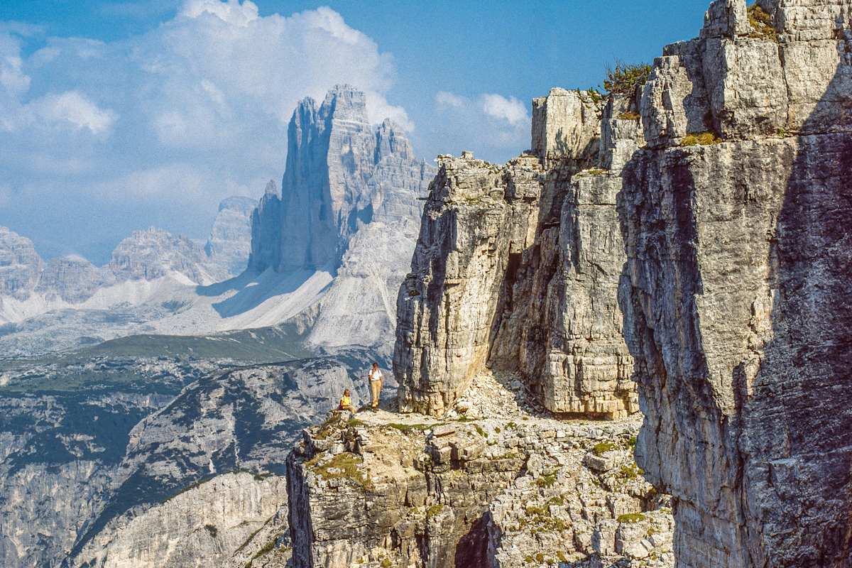 Luftige Bänderquerung an der Nordseite des Monte Piano mit den Drei Zinnen.