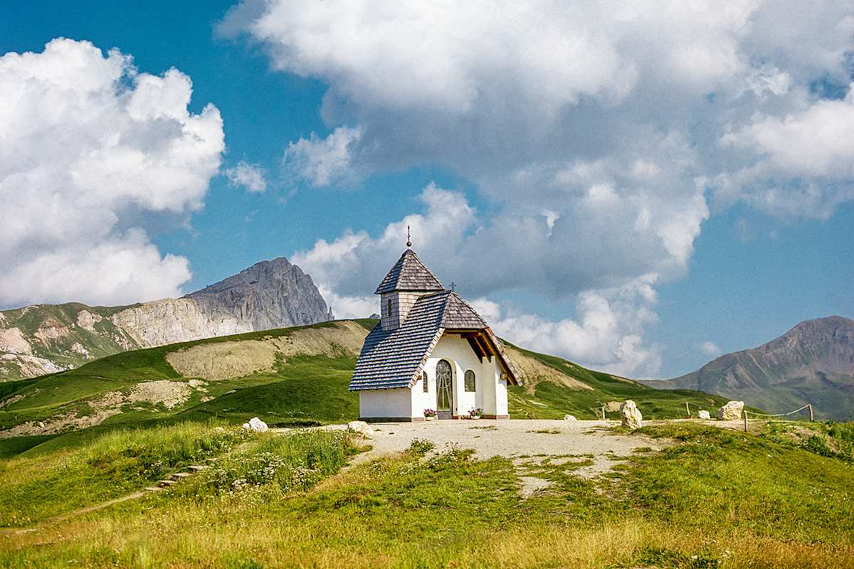 Die Kapelle beim Berggasthof Pralongià. Links dahinter der Gipfel des Settsass.