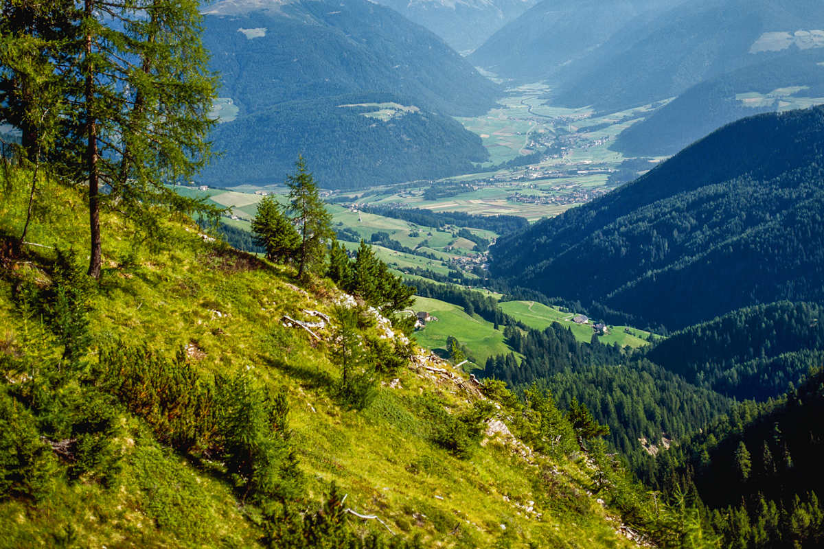 Blick von der Dreifingerscharte über das Pustertal hinweg zu den Zentralalpen.