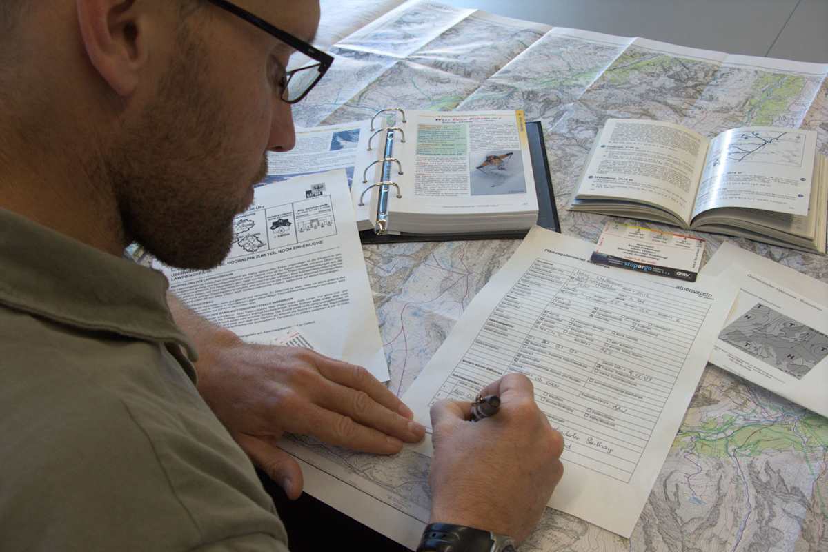 Tourenplanung: Topografische Karten und Führerliteratur