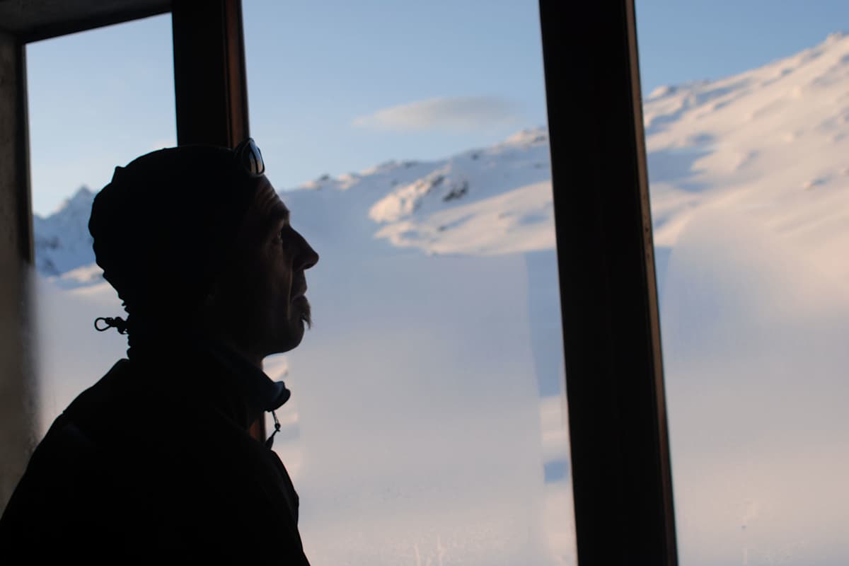 Abendlicher Blick aus dem Fenster der Hütte