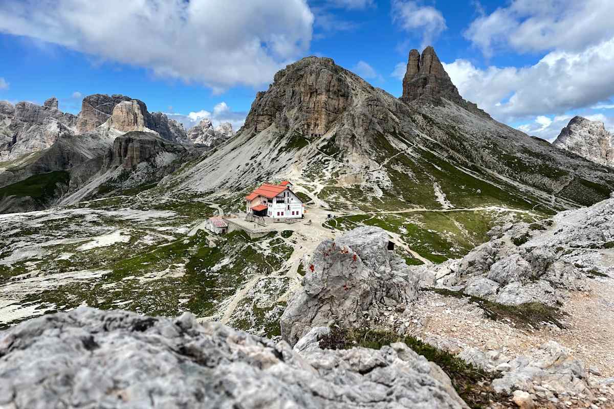 Blick auf die Drei Zinnen Hütte im Sommer 