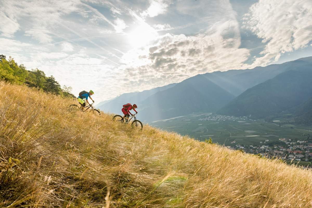 Beliebt, gut beschildert und früh befahrbar – im Vinschgau findet man zahlreiche und attraktive Trails.