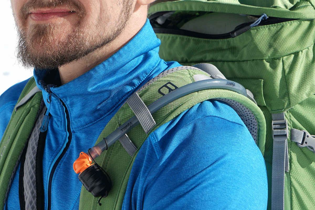 Mit dem Trinksystem von Ortlieb wird der Durst während dem Gehen gestillt. 