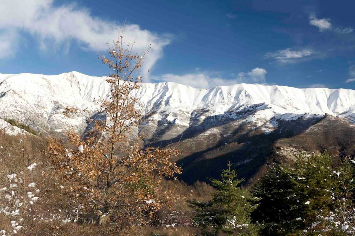 Im Winter reflektieren die verschneiten Ligurischen Alpen das Sonnenlicht.